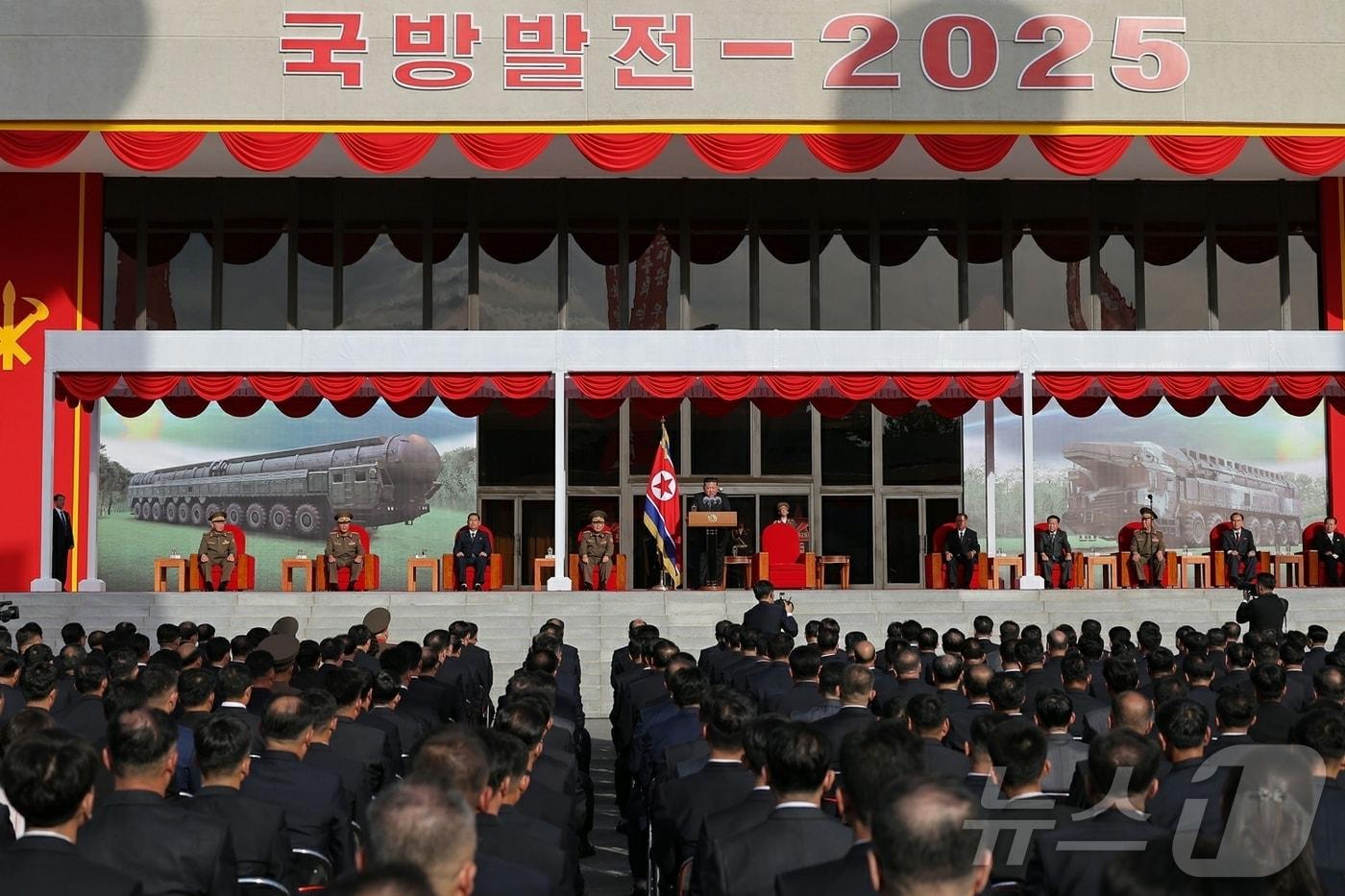 &#40;평양 노동신문=뉴스1&#41; = 노동당 기관지 노동신문은 5일 &#34;무장장비전시회 &#39;국방발전-2025&#39;가 지난 4일 수도 평양에서 성황리에 개막했다＂라고 보도했다. [국내에서만 사용가능. 재배포 금지. DB 금지. For Use Only in the Republic of Korea. Redistribution Prohibited] rodongphoto@news1.kr