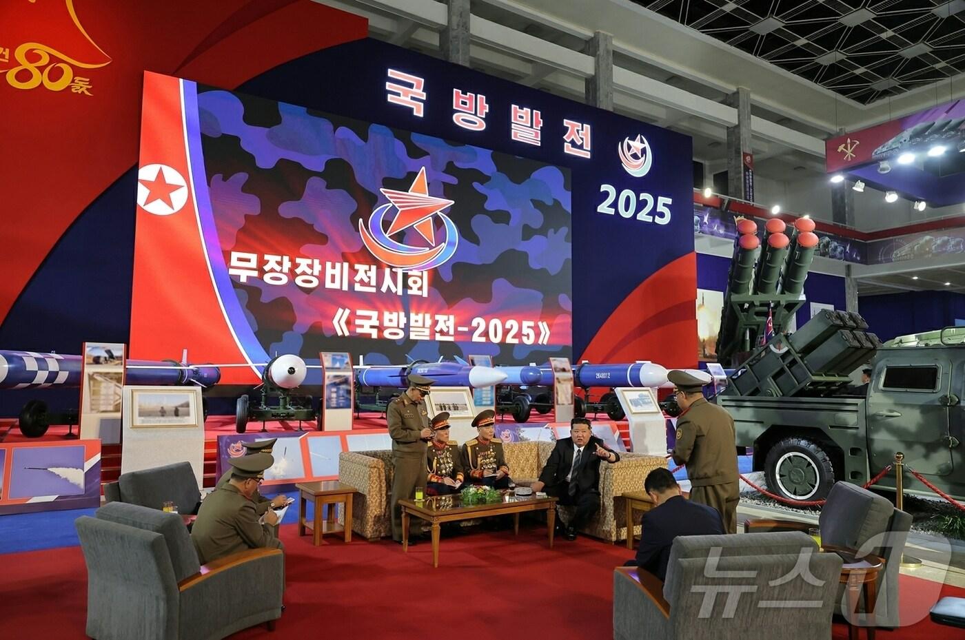 &#40;평양 노동신문=뉴스1&#41; = 북한 노동당 기관지 노동신문은 5일 &#34;무장장비전시회 &#39;국방발전-2025&#39;가 지난 4일 수도 평양에서 성황리에 개막했다＂라고 보도했다. [국내에서만 사용가능. 재배포 금지. DB 금지. For Use Only in the Republic of Korea. Redistribution Prohibited] rodongphoto@news1.kr
