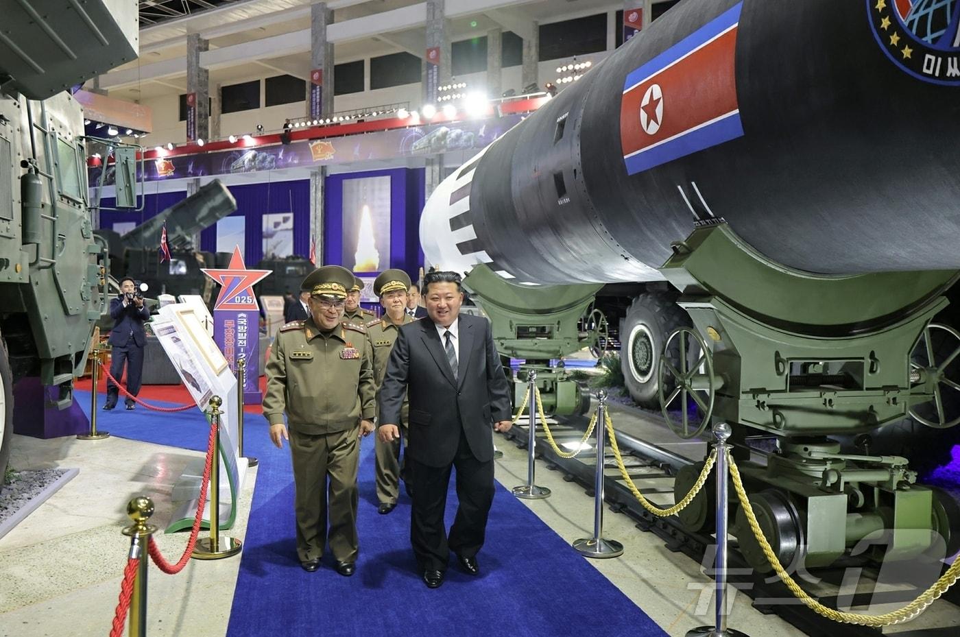 &#40;평양 노동신문=뉴스1&#41; = 북한 노동당 기관지 노동신문은 5일 &#34;무장장비전시회 &#39;국방발전-2025&#39;가 지난 4일 수도 평양에서 성황리에 개막했다＂라고 보도했다. [국내에서만 사용가능. 재배포 금지. DB 금지. For Use Only in the Republic of Korea. Redistribution Prohibited] rodongphoto@news1.kr