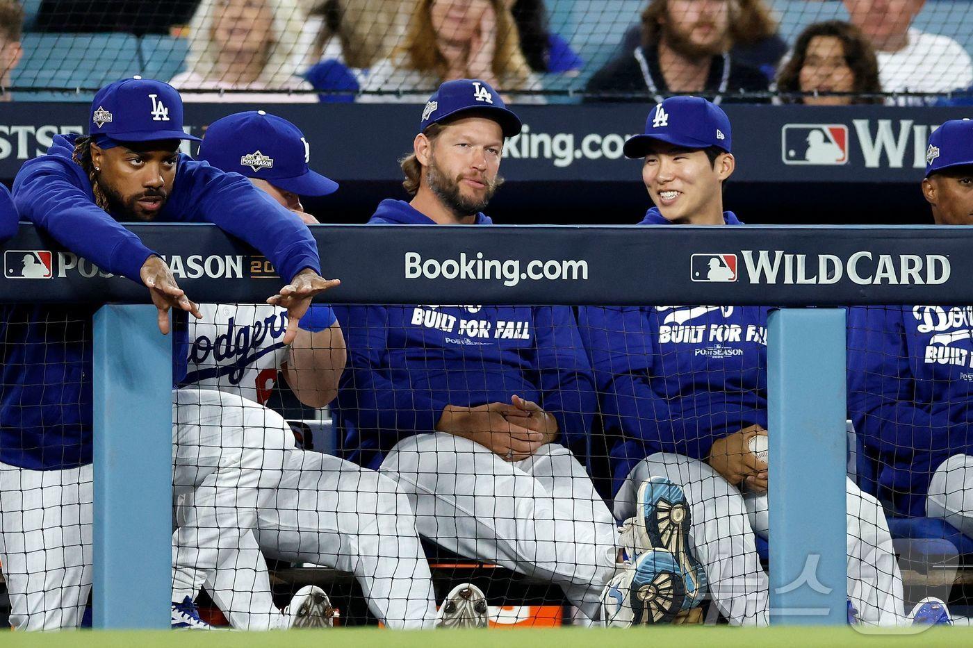 LA 다저스 김혜성(오른쪽)이 2025 MLB 내셔널리그 디비전시리즈 엔트리에 이름을 올렸다. ⓒ AFP=뉴스1