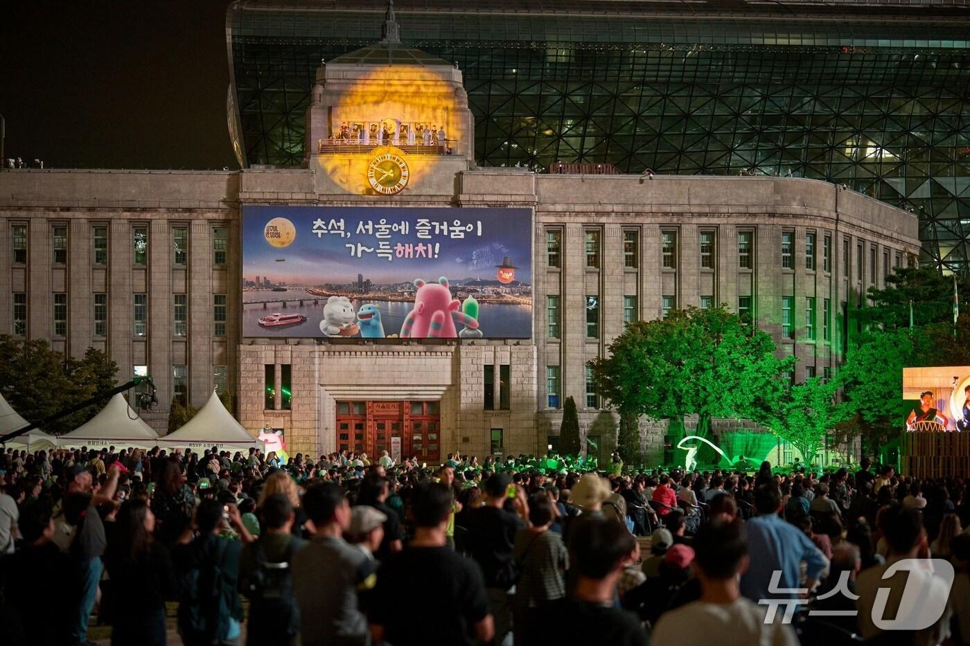 지난 4일 &#39;서울어텀페스타&#39; 개막공연 중 서울도서관 옥상무대에서 진행된 &#39;백호&#39;&#40;타악그룹 타고&#41; 공연을 관람하는 시민들