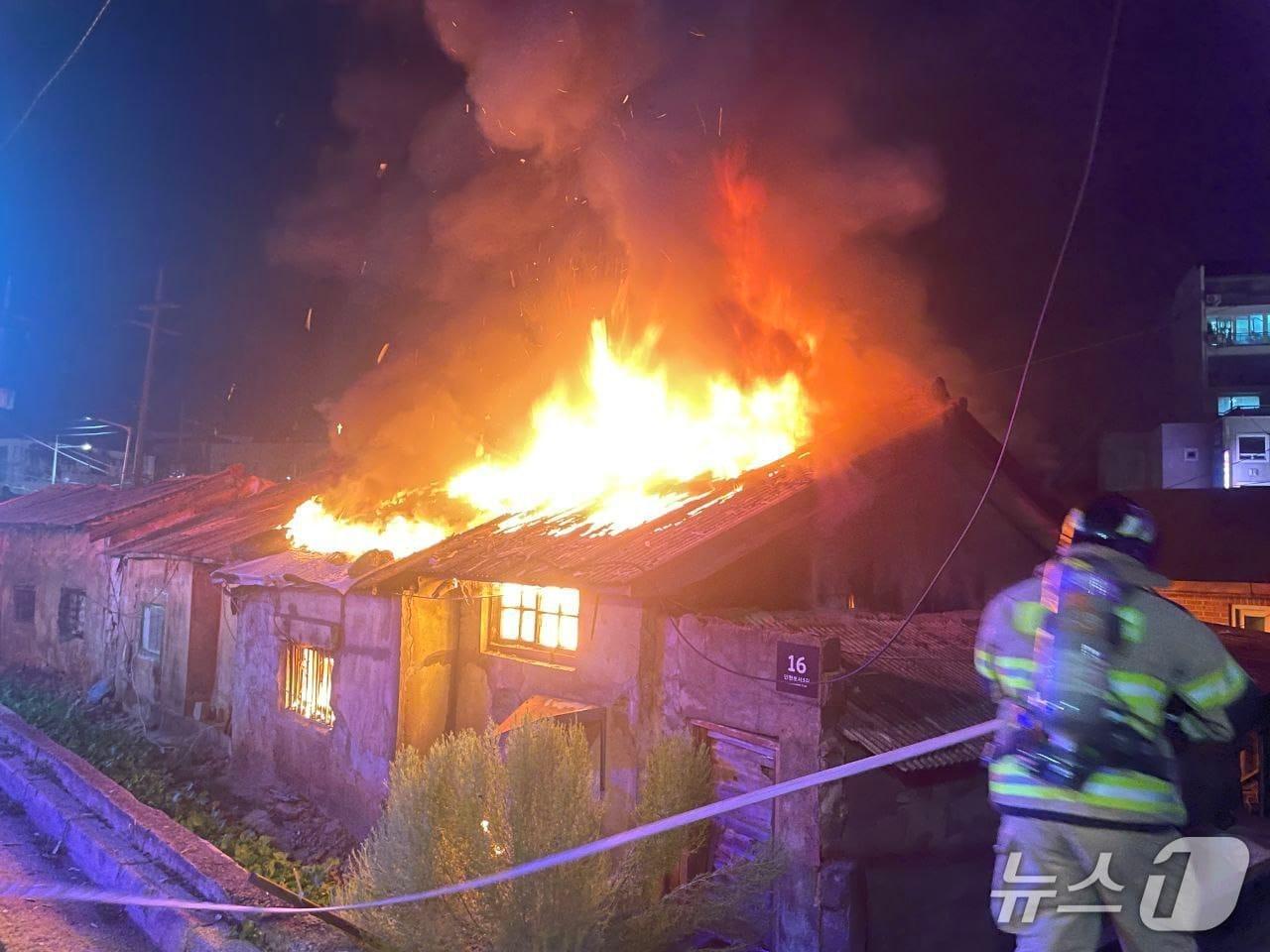 본문 이미지 - 화재 현장. (경기도소방재난본부 제공. 재판매 및 DB 금지) 2025.10.4/뉴스1