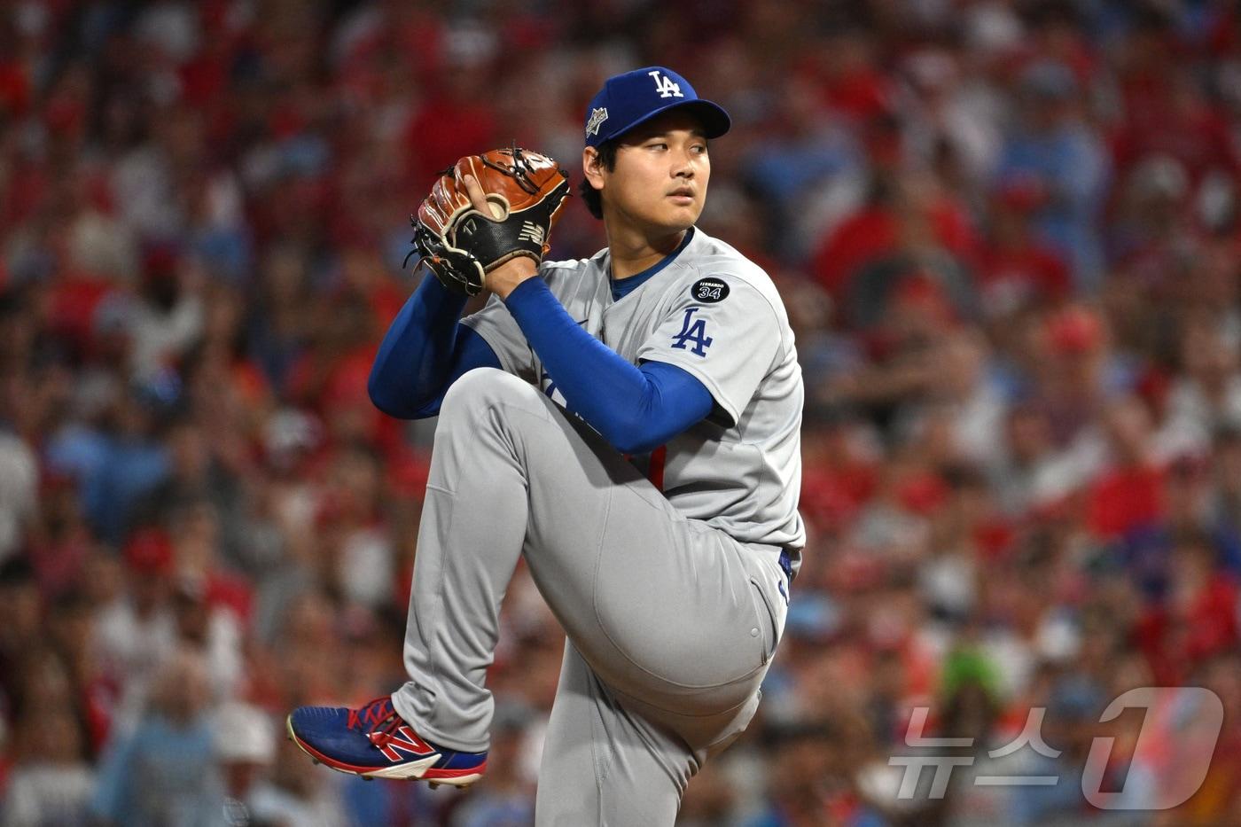 LA 다저스 오타니 쇼헤이가 5일&#40;한국시간&#41; 열린 필라델피아 필리스와 2025 MLB 내셔널리그 디비전시리즈 1차전에서 선발 등판해 6이닝 9탈삼진 3실점 역투를 펼쳐 팀의 5-3 승리를 이끌었다. ⓒ 로이터=뉴스1