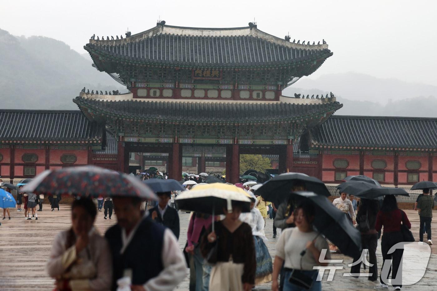 지난 5일 오전 서울 경복궁에서 관람객들이 우산을 들고 발걸음을 옮기고 있다. 2025.10.5/뉴스1 ⓒ News1 황기선 기자