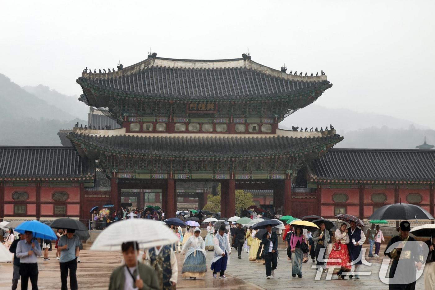 지난 5일 오전 서울 경복궁에서 관람객들이 우산을 들고 발걸음을 옮기고 있다. 2025.10.5/뉴스1 ⓒ News1 황기선 기자