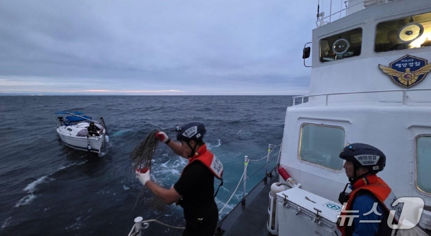 포항해경이 돛 파손으로 포항 북구 흥해읍 오도1리 동쪽 약 11㎞ 바다에 멈춰 선 요트를 구조하고 있다.(포항해경 제공. 재판매 및 DB 금지)