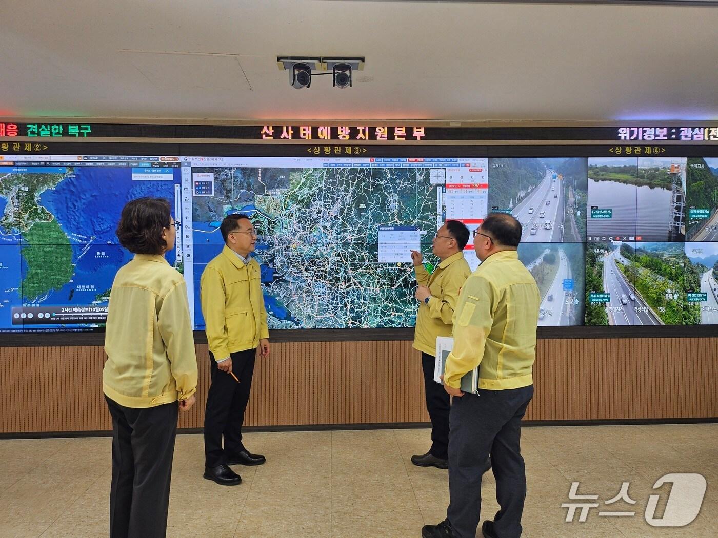 본문 이미지 - 김인호 산림청장&#40;왼쪽에서 2번째&#41;이 5일 산림청 중앙산림재난상황실을 찾아 산림재난 대비 태세를 점검하고 있다. &#40;산림청 제공.재판매 및 DB 금지&#41;/뉴스1 