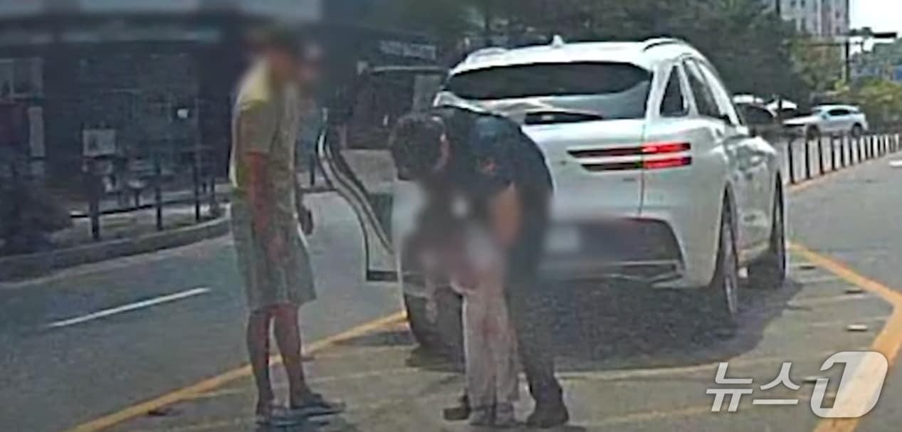 본문 이미지 - 지난 8월 24일 낮 경기 고양경찰서 도래울지구대 소속 양준철 경사가 목에 사탕이 걸려 숨을 쉬지 못하는 A 양&#40;5&#41;을 상대로 하임리히법을 실시하고 있다. &#40;경기북부경찰청 제공. 재판매 및 DB 금지&#41; 2025.10.5/뉴스1