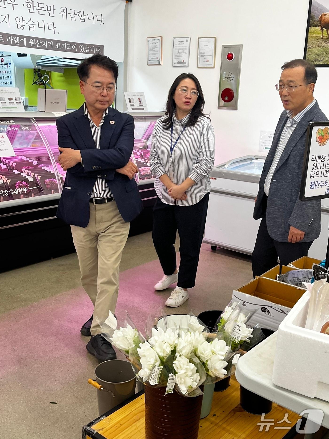 본문 이미지 -  지역먹거리직매장 찾은 육동한 춘천시장.&#40;춘천시 제공, 재판매 및 DB 금지&#41;