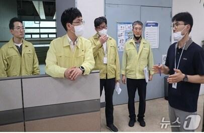 본문 이미지 - 김민재 행정안전부 차관(왼쪽 두번째)이 5일 대전 국가정보자원관리원 전산실 복구상황을 점검하는 모습 2025.10.05 / 뉴스1 ⓒ News1