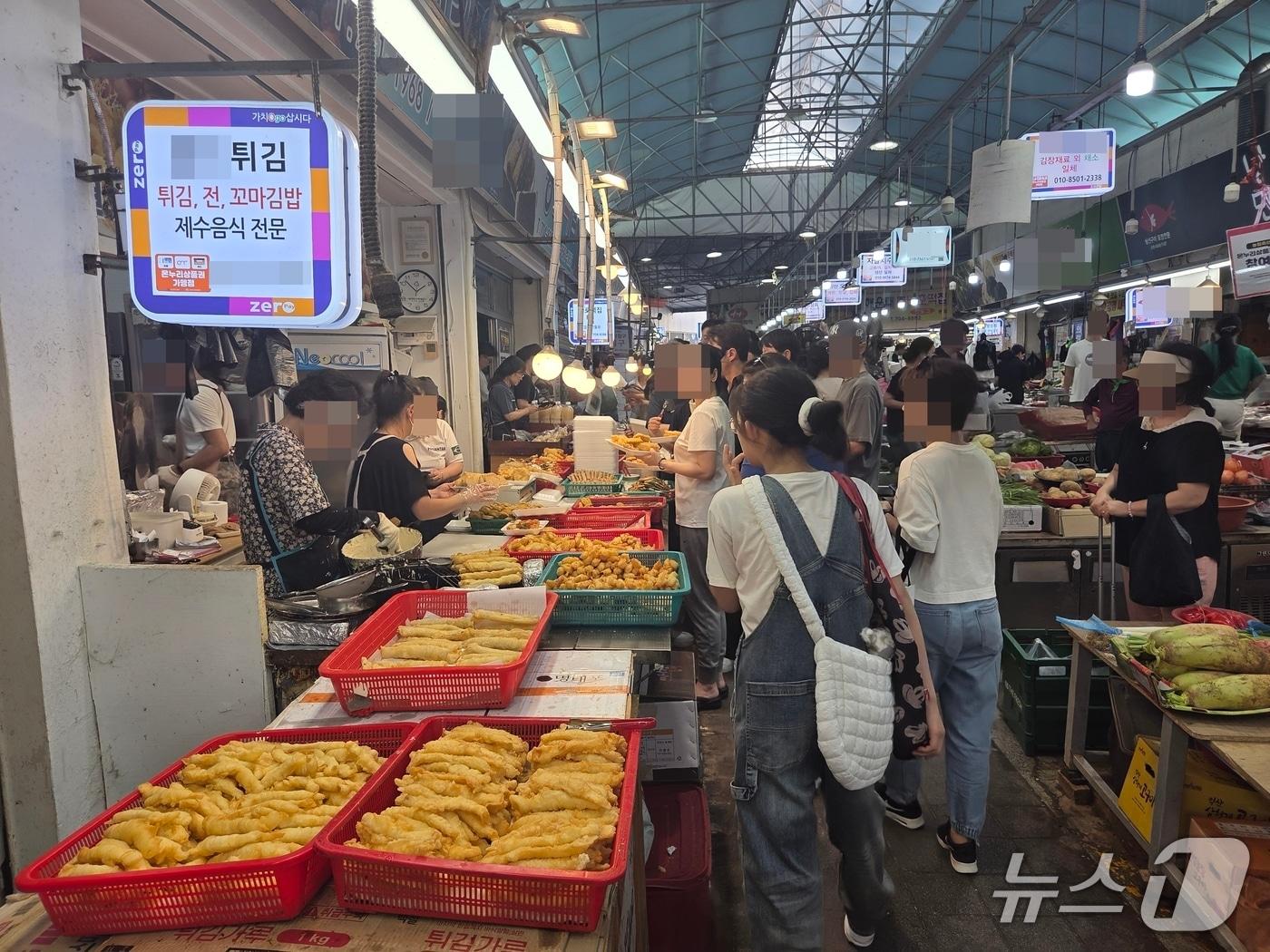 본문 이미지 - 5일 오후 부산 해운대구 좌동 재래시장에 손님들의 발길이 이어지고 있다. 2025.10.5/뉴스1 김태형기자