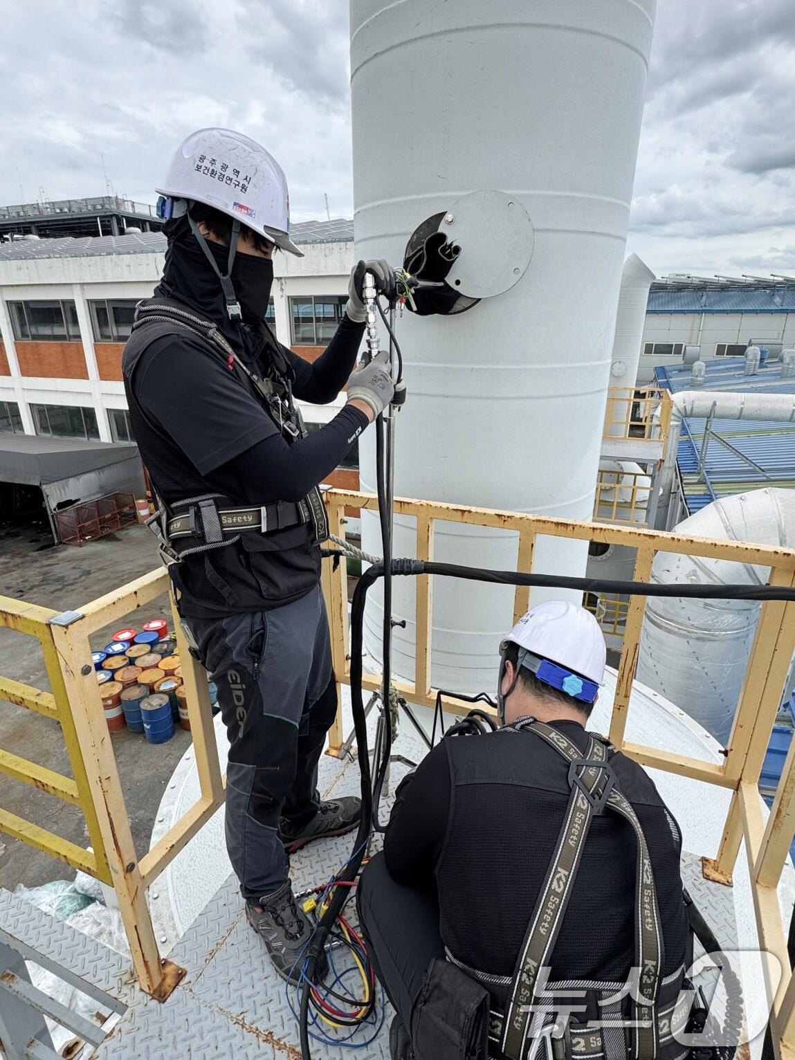 본문 이미지 - 광주보건환경연구원 굴뚝먼지 시료채취 숙련도 평가.&#40;광주시 제공. 재판매 및 DB 금지&#41; 