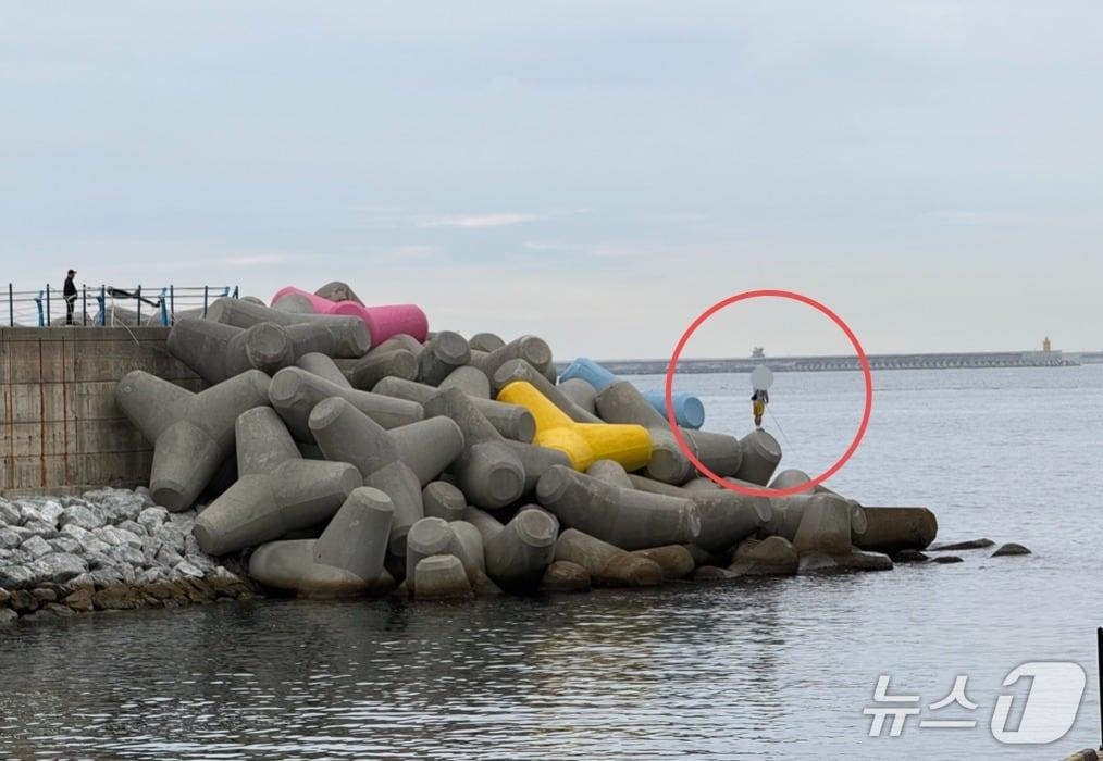 본문 이미지 - 강원 동해해양경찰서가 5일 오전 7시 30분쯤 동해시 천곡항 방파제 내 테트라포드 출입통제구역에서 낚시를 하던 남성 A 씨&#40;30대를 연안사고 예방에 관한 법률 위반 혐의로 단속했다. &#40;동해해양경찰서 제공. 재판매 및 DB금지&#41; 2025.10.5/뉴스1