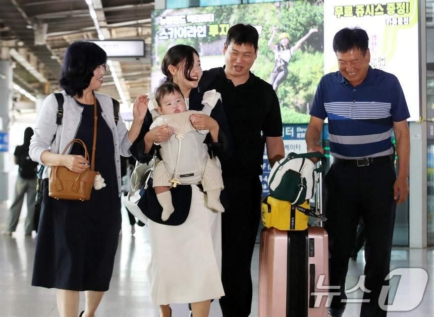 본문 이미지 - 추석 연휴를 하루 앞둔 2일 오후 부산 동구 부산역에 마중 나온 할아버지와 할머니가 일찍 귀성한 아들 부부와 손주를 반기며 환하게 웃고 있다. 2025.10.2/뉴스1 ⓒ News1 윤일지 기자