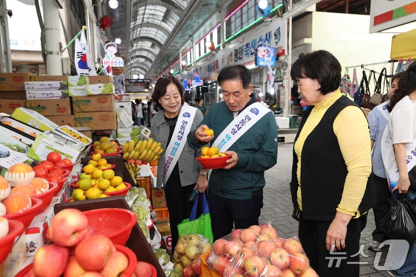 송기섭 충북 진천군수는 5일 추석을 맞아 생거진천전통시장과 진천중앙시장을 찾아 전통시장 장보기 행사를 했다.&#40;진천군 제공&#41;/뉴스1