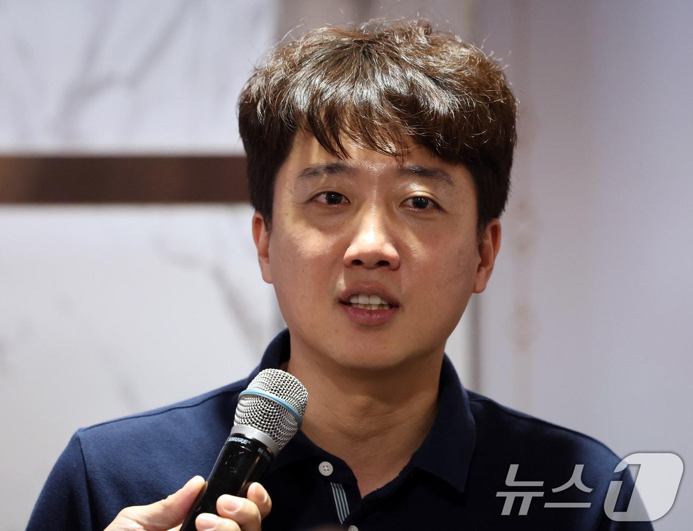 본문 이미지 - 이준석 개혁신당 대표가 5일 오후 서울 영등포구의 한 PC방에서 열린 &#39;한가위 기념 민속놀이 대회 스타 정치인&#39; 행사에서 스타크래프트 게임 전 소감을 밝히고 있다. 2025.10.5/뉴스1 ⓒ News1 황기선 기자