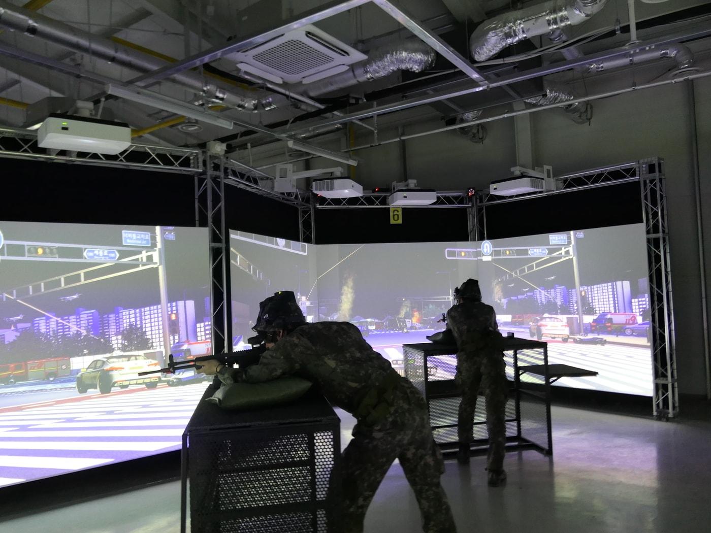 본문 이미지 - 충남 보령 소재 김좌진과학화예비군훈련장에서 훈련중인 예비군이 VR 기반 영상모의 사격훈련을 실시하며 실제 전장과 유사한 환경 속에서 사격술과 전투 감각을 숙달하고 있다.(육군 2작전사 제공)