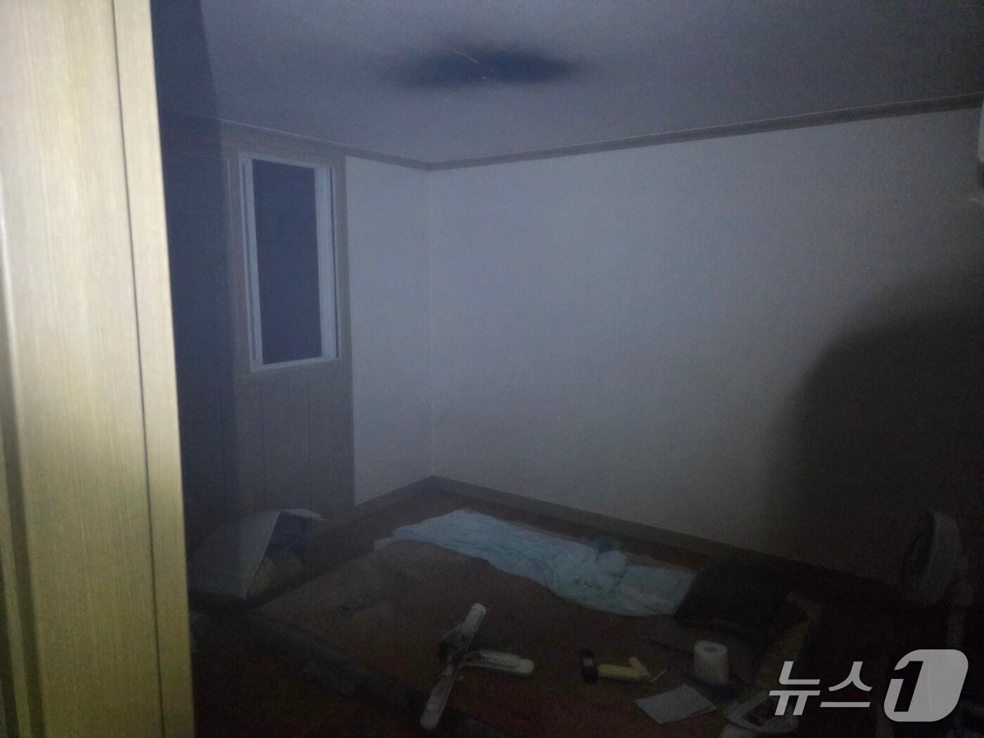 본문 이미지 - 5일 오후 6시19분쯤 경북 문경시 모전동의 한 주택에서 불이 났다. 사진은 집 내부가 불에 그을린 모습.(경북소방본부 제공. 재판매 및 DB 금지)