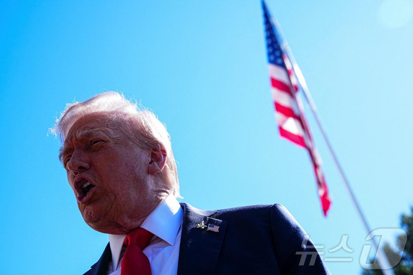 도널드 트럼프 미국 대통령이 5일&#40;현지시간&#41; 해군 창설 250주년 기념식에 참석하기 위해 워싱턴DC 백악관에서 버지니아주 노퍽으로 향하기에 앞서 기자 질문에 답하고 있다. 2025.10.05. ⓒ 로이터=뉴스1 ⓒ News1 류정민 특파원