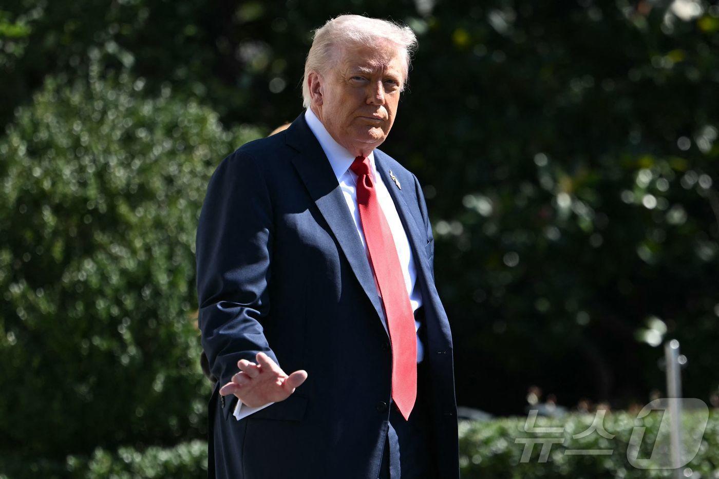 도널드 트럼프 미국 대통령이 5일&#40;현지시간&#41; 버지니아주 노퍽에서 열리는 미국 해군 창설 250주년 행사에 참석하기 위해 백악관에서 출발하면서 기자들에게 손짓하고 있다. 2025.10.05. ⓒ AFP=뉴스1 ⓒ News1 류정민 특파원