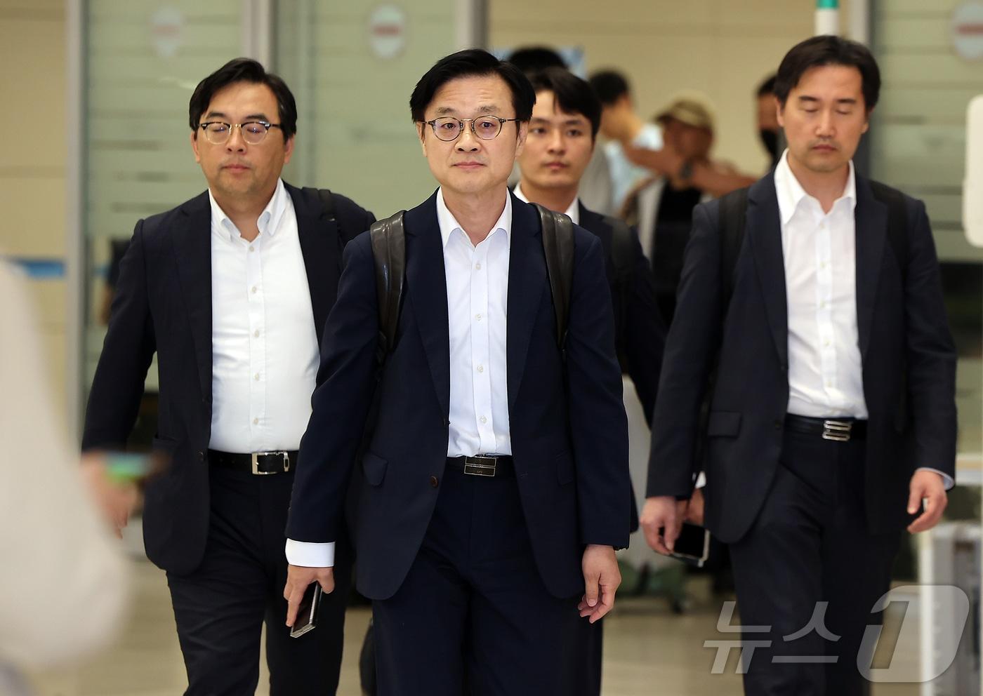 한미 관세협상 후속 협의 관련 미국 방문을 마친 김정관 산업통상자원부 장관이 6일 오전 인천국제공항을 통해 귀국해 이동하고 있다. 2025.10.6/뉴스1 ⓒ News1 김진환 기자