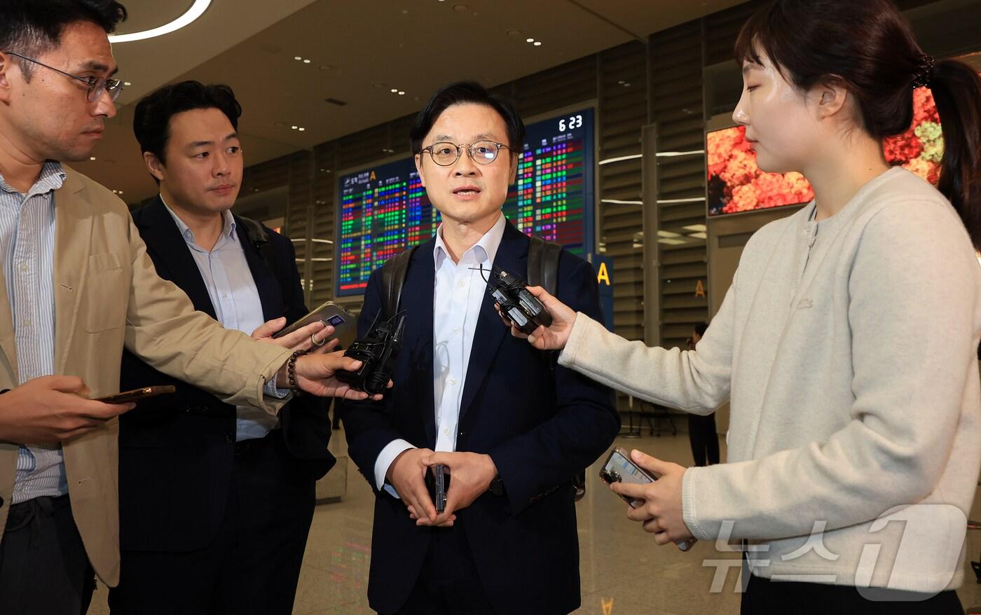 한미 관세협상 후속 협의 관련 미국 방문을 마친 김정관 산업통상자원부 장관이 6일 오전 인천국제공항을 통해 귀국해 이동하며 취재진의 질문에 답하고 있다. 2025.10.6/뉴스1 ⓒ News1 김진환 기자