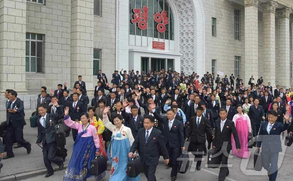 본문 이미지 - &#40;평양 노동신문=뉴스1&#41; = 북한 노동당 기관지 노동신문은 당 창건 80주년 행사에 참가하기 위한 이들이 전날인 5일 평양에 도착했다고 6일 보도했다. [국내에서만 사용가능. 재배포 금지. DB 금지. For Use Only in the Republic of Korea. Redistribution Prohibited] rodongphoto@news1.kr