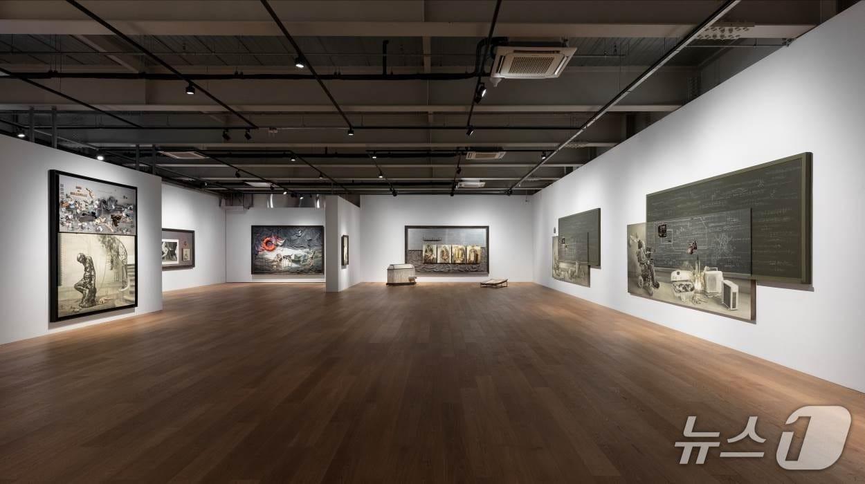 본문 이미지 - 중국 작가 옌헝&#40;Yan Heng&#41;의 개인전 &#39;새벽의 파문에서 고요한 어둠까지&#39; 전시장 전경.&#40;아라리오뮤지엄 제공, 재판매 및 DB 금지&#41;