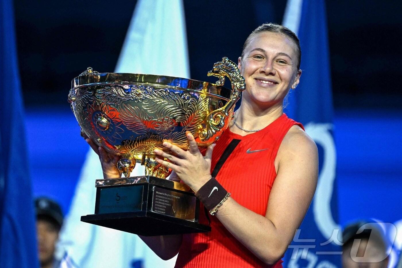 WTA 투어 차이나오픈 우승컵을 든 어맨다 아니시모바. ⓒ AFP=뉴스1