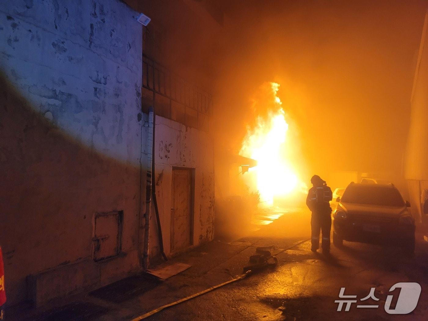 본문 이미지 - 6일 오전 부산 사상구 모라동의 한 아파트 상가 1층에서 불이 나 소방대원이 진화작업을 벌이고 있다. &#40;부산소방재난본부 제공. 재판매 및 DB 금지&#41;