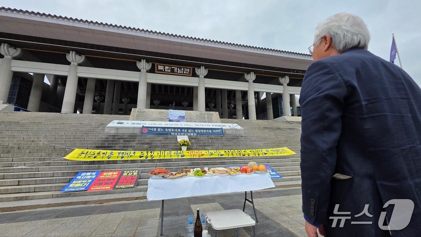 6일 독립기념관 겨레의 집 앞에서 황선건 역사독립국민행동 대표가 추석 차례를 지내고 있다. 2025.10.6. /ⓒ 뉴스1 이시우 기자
