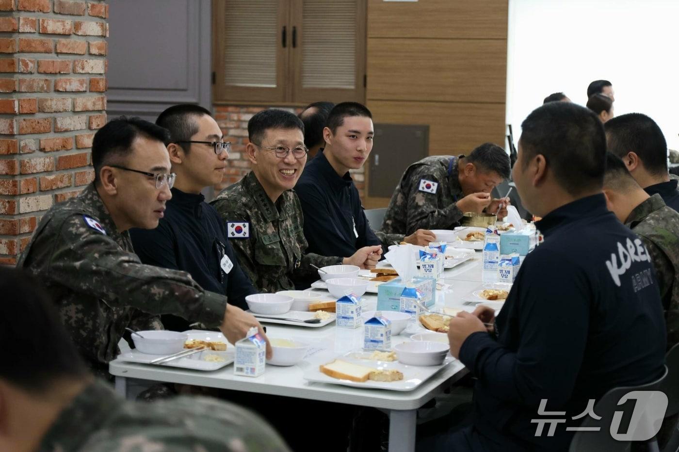 김규하 육군참모총장이 6일 추석 연휴 기간 창끝부대 현장을 확인하며 군 장병들과 소통하고 있다. &#40;육군 제공&#41;