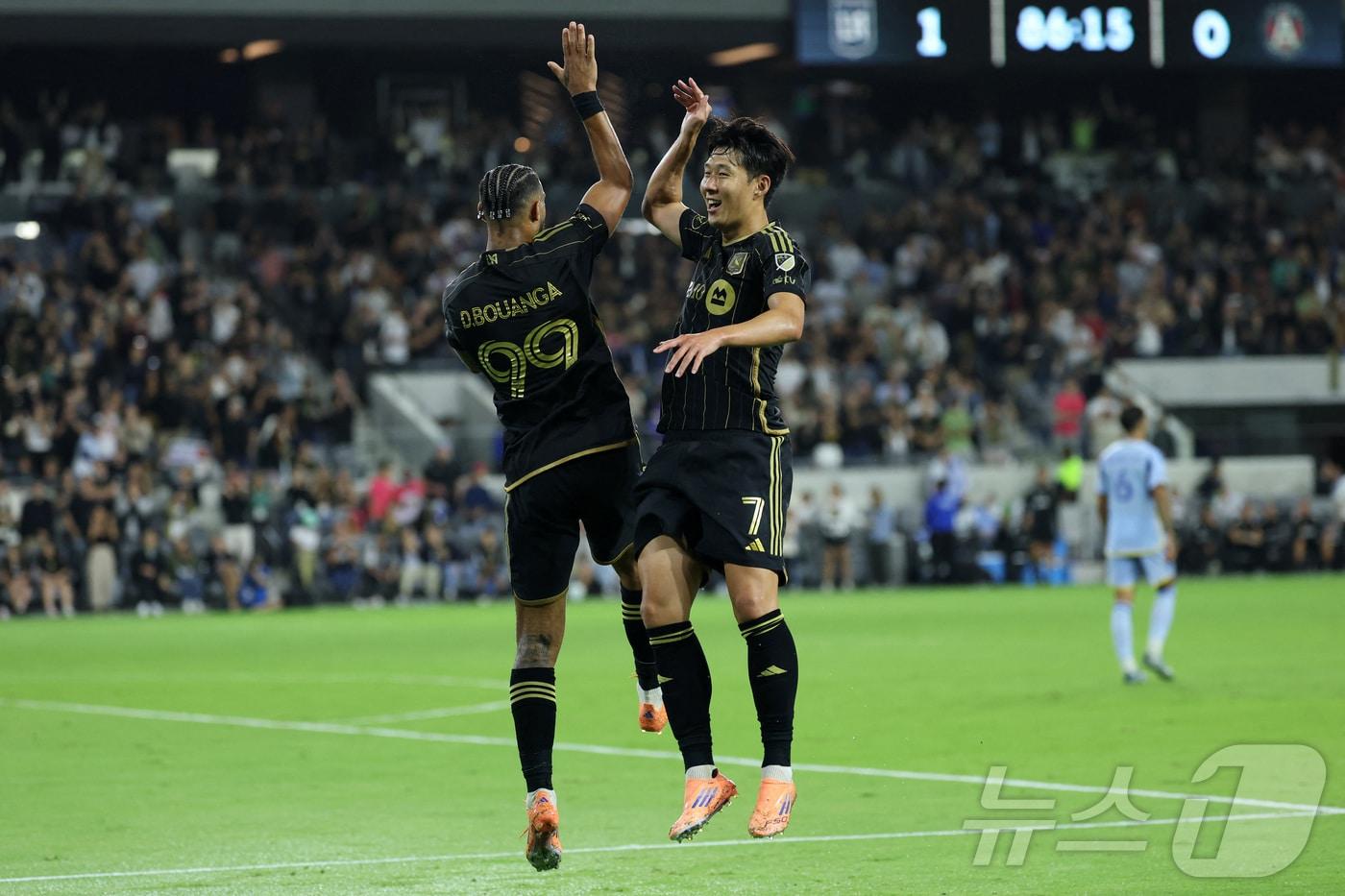 손흥민&#40;오른쪽&#41;과 부앙가 ⓒ 로이터=뉴스1