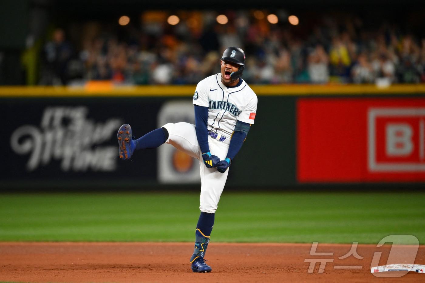 시애틀 매리너스 훌리오 로드리게스가 6일(한국시간) 열린 디트로이트 타이거스와 2025 MLB 아메리칸리그 디비전시리즈 2차전에서 8회말 1타점 2루타를 때려 팀의 3-2 승리를 이끌었다. ⓒ 로이터=뉴스1