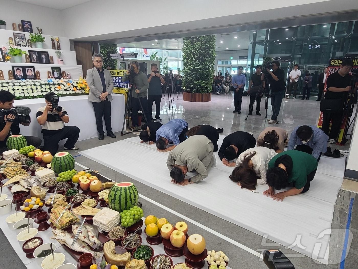 본문 이미지 - 6일 오후 2시 전남 무안국제공항 1층에 마련된 합동분향소에서 유가족들이 여객기 참사 희생자들을 위한 추석 합동 차례를 지내고 있다. 2025.10.6/뉴스1 ⓒ News1 전원 기자