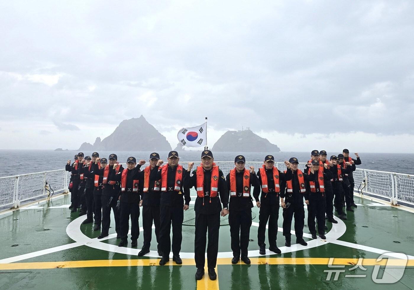 본문 이미지 - 동해해양경찰서 3016함 대원들이 추석 명절인 6일 독도 해상에서 해양주권 수호 의지를 담은 퍼포먼스를 펼치고 있다. (동해해경 제공, 재판매 및 DB 금지) 2025.10.6/뉴스1