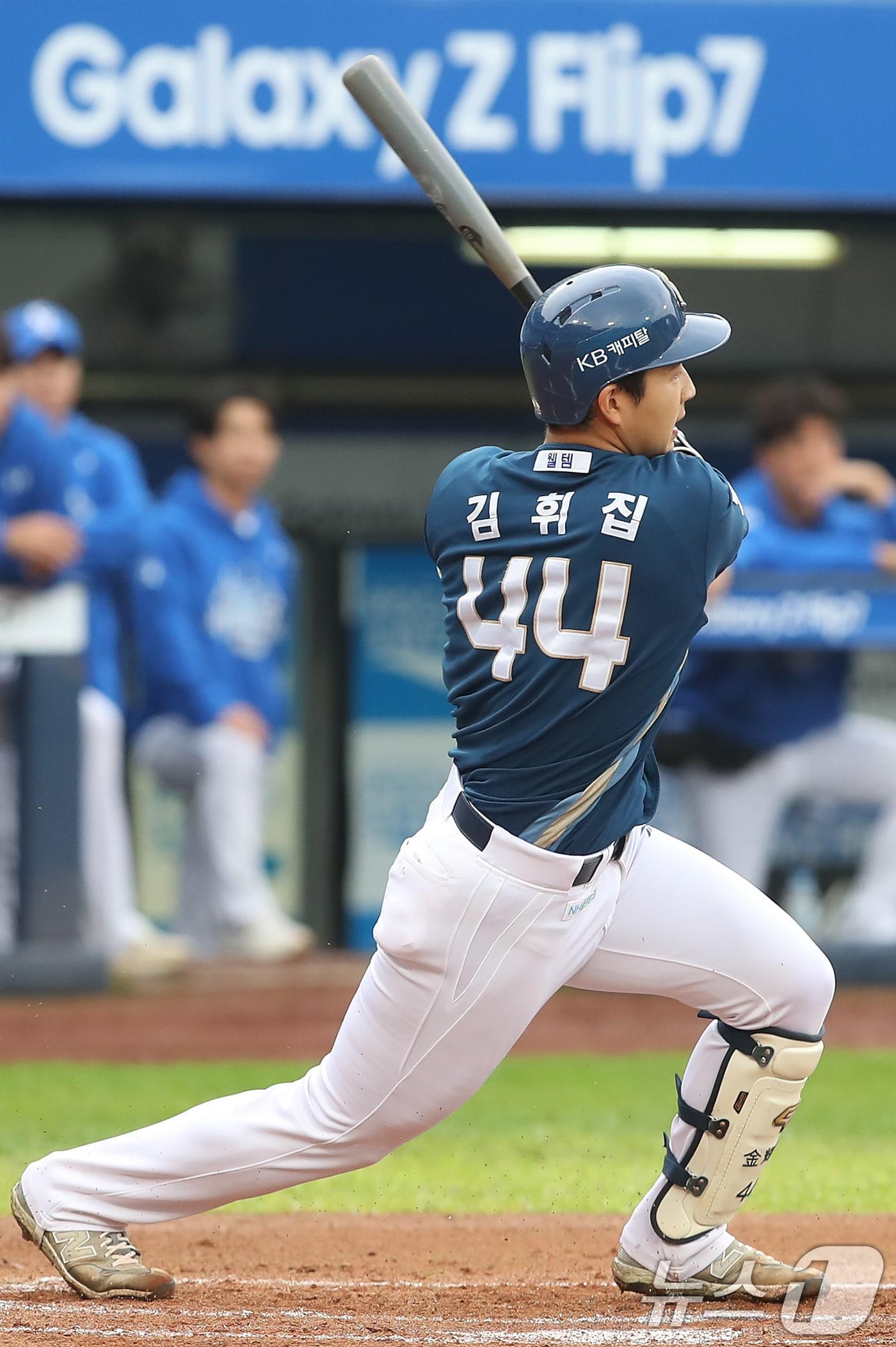 본문 이미지 - 6일 오후 대구 삼성라이온즈파크에서 열린 프로야구 2025 신한 SOL뱅크 KBO 와일드카드 결정전 1차전, 삼성 라이온즈와 NC 다이노스의 경기 2회초 1사 3루 상황 NC 8번타자 김휘집이 3루수 방면으로 타구를 치고 있다. 3루주자 이우성이 홈을 밟아 1점 추가. 2025.10.6 ⓒ 뉴스1 공정식 기자