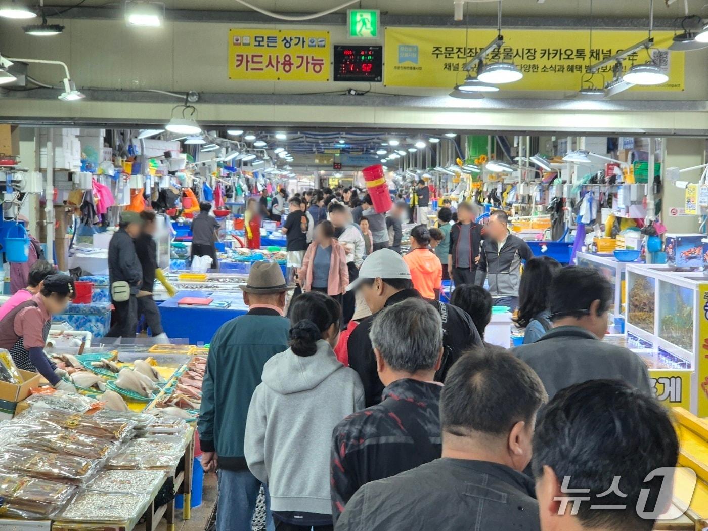 본문 이미지 - 추석 명절인 6일 강원 동해안 최대 어항인 주문진항 수산시장에 횟감을 사려는 방문객들로 가득하다. 2025.10.6/뉴스1 윤왕근 기자