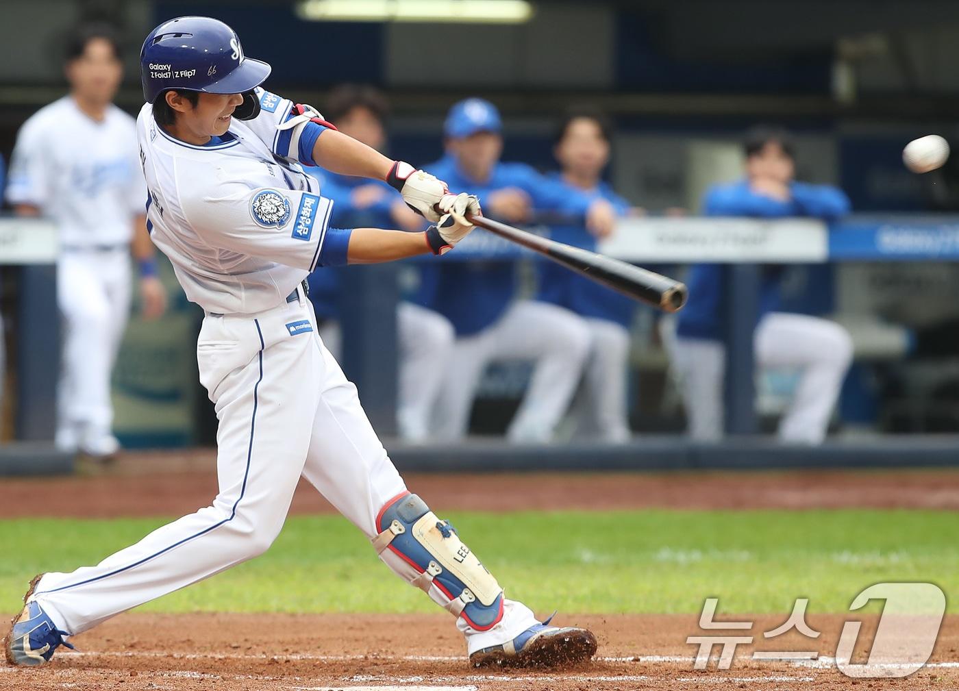 본문 이미지 - 6일 오후 대구 삼성라이온즈파크에서 열린 프로야구 2025 신한 SOL뱅크 KBO 와일드카드 결정전 1차전, 삼성 라이온즈와 NC 다이노스의 경기 3회말 2사 상황 삼성 1번타자 이재현이 중견수 방면 안타를 치고 있다. 2025.10.6/뉴스1 ⓒ News1 공정식 기자