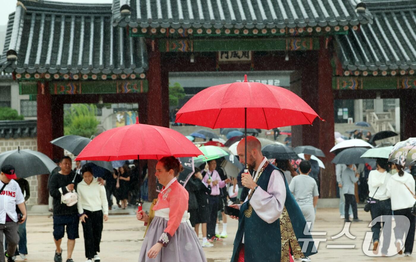 추석인 6일 서울 종로구 경복궁에서 비가 내리는 가운데 시민들과 외국인 관광객들이 나들이를 하고 있다. 2025.10.6/뉴스1 ⓒ News1 김명섭 기자