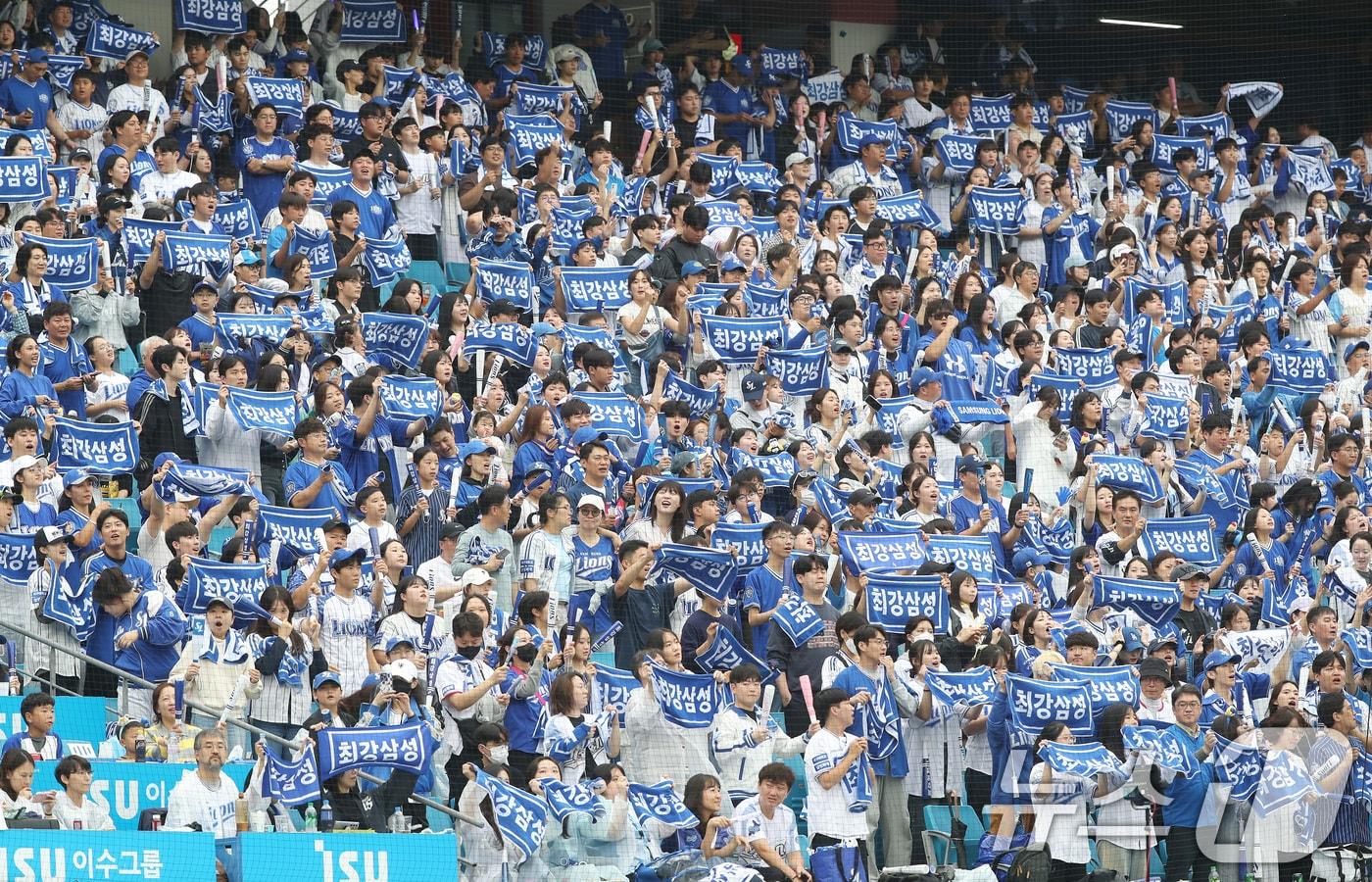 6일 오후 대구 삼성라이온즈파크에서 열린 프로야구 2025 신한 SOL뱅크 KBO 와일드카드 결정전 1차전, 삼성 라이온즈와 NC 다이노스의 경기를 찾은 야구팬들이 열띤 응원전을 펼치고 있다. 2025.10.6/뉴스1 ⓒ News1 공정식 기자