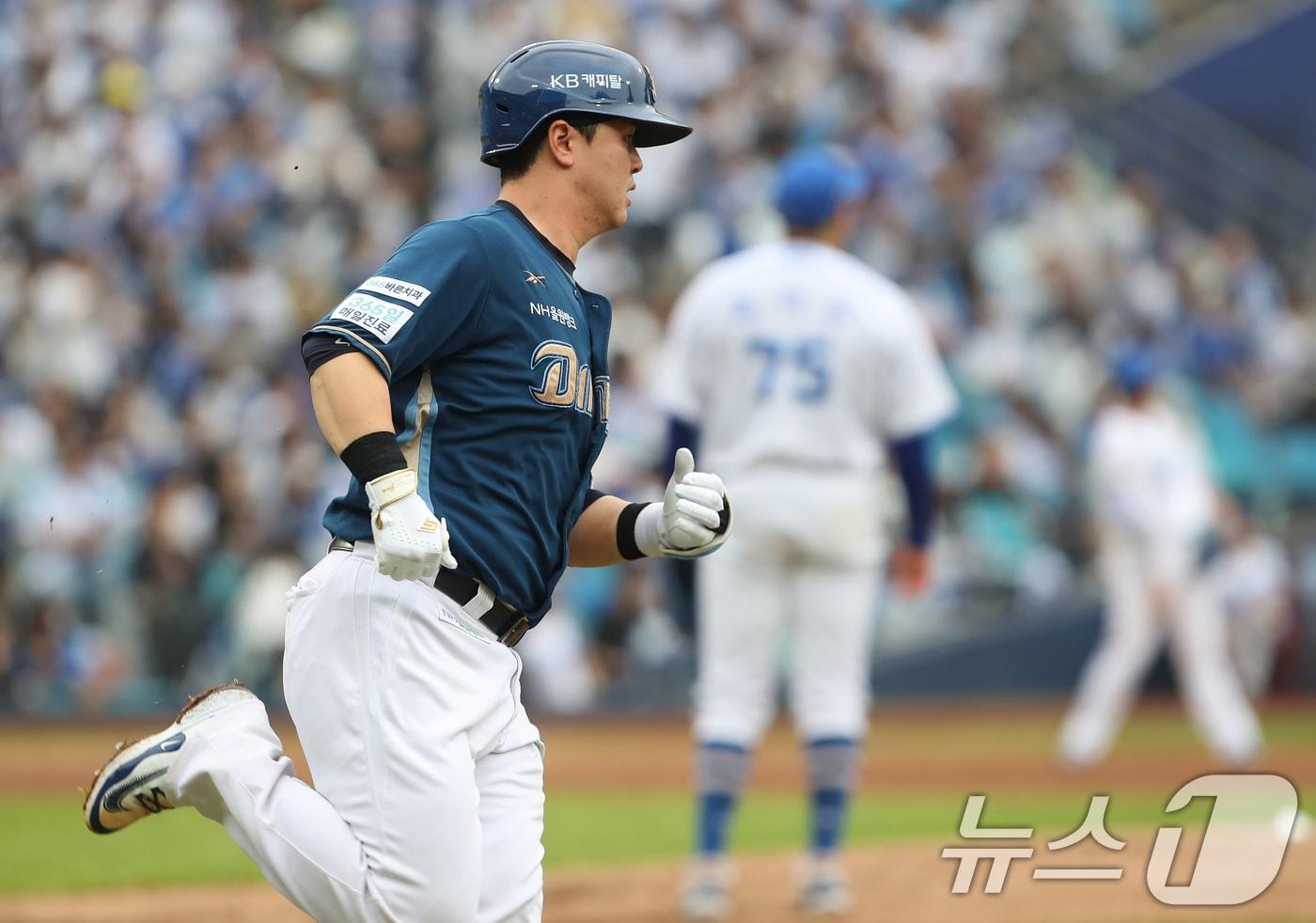 6일 오후 대구 삼성라이온즈파크에서 열린 프로야구 2025 신한 SOL뱅크 KBO 와일드카드 결정전 1차전, 삼성 라이온즈와 NC 다이노스의 경기 5회초 1사 상황 NC 9번타자 김형준이 삼성 선발 후라도를 상대로 좌월 1점 홈런을 친 뒤 그라운드를 달리고 있다. ⓒ News1 공정식 기자