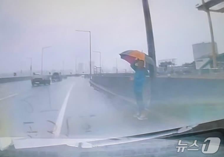 본문 이미지 - 6일 오전 서울 마포경찰서 홍익지구대 소속 경찰이 강변북로를 배회하던 70대 남성을 발견해 무사히 가족에게 인계했다.&#40;서울 마포경찰서 제공&#41;