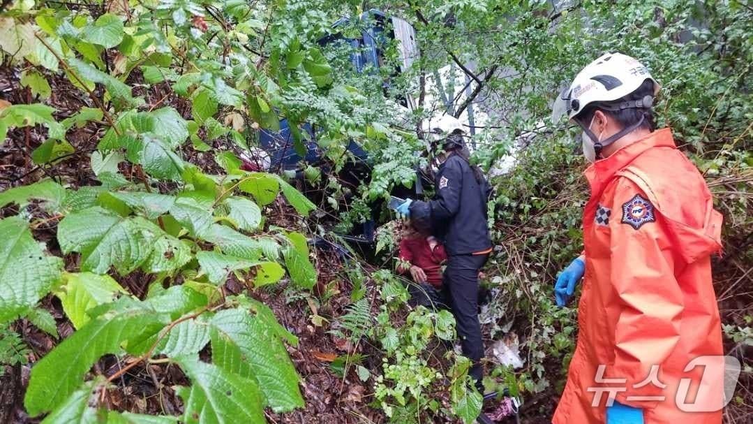 본문 이미지 - 6일 강원 양양 손양면 성묘 차량 추락 현장.(강원도소방본부 제공, 재판매 및 DB 금지) 2025.10.6/뉴스11