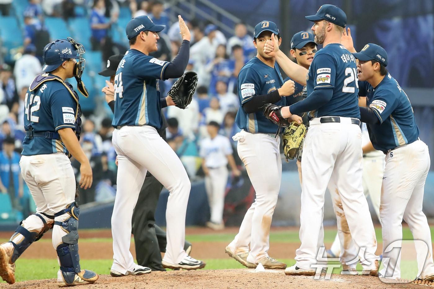 6일 오후 대구 삼성라이온즈파크에서 열린 프로야구 2025 신한 SOL뱅크 KBO 와일드카드 결정전 1차전, 삼성 라이온즈와 NC 다이노스의 경기에서 4대 1 승리를 거둔 NC 선수들이 함께 기뻐하고 있다. 2025.10.6/뉴스1 ⓒ News1 공정식 기자