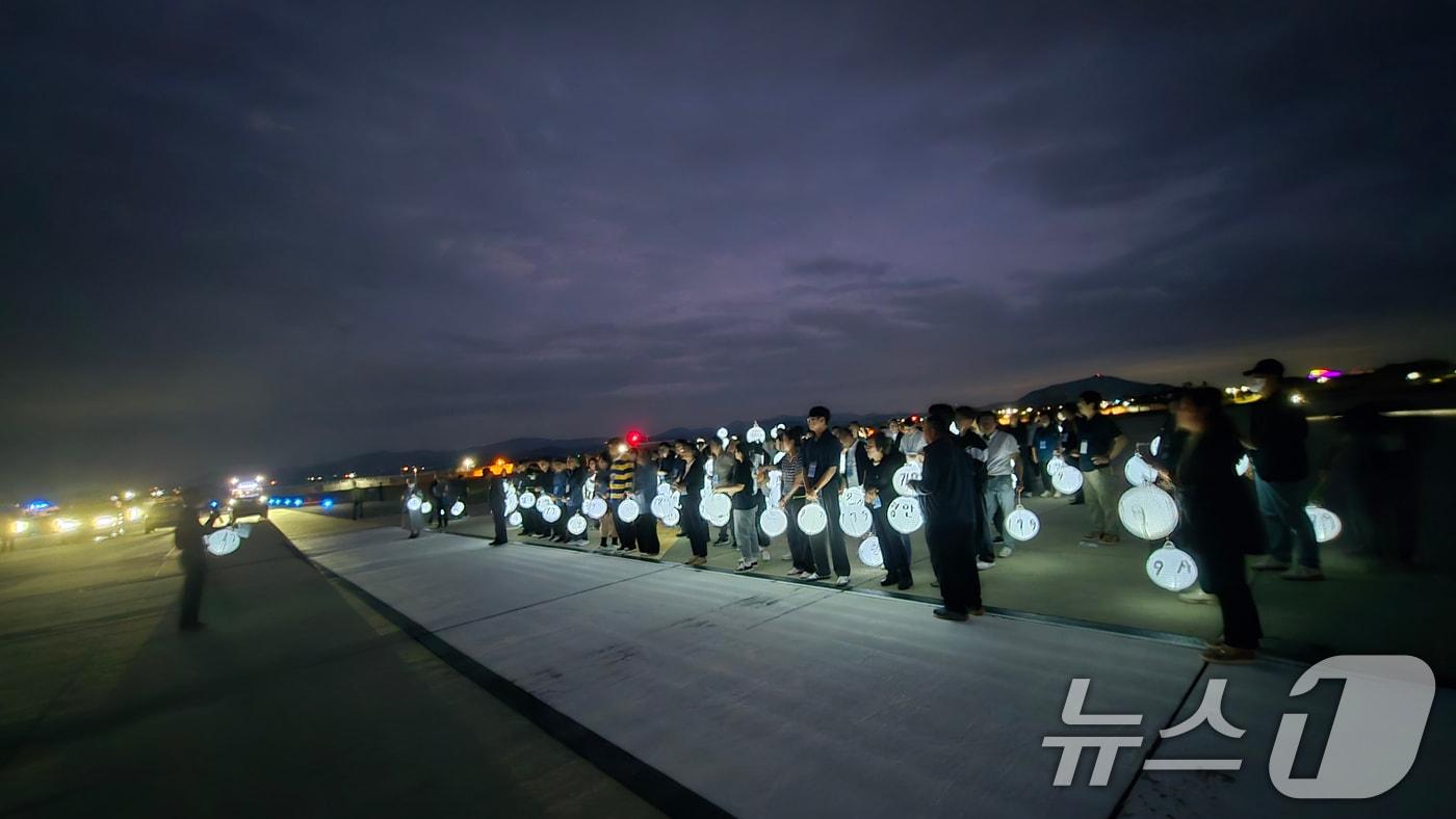 무안공항 제주항공 여객기 참사 유가족협의회는 6일 전남 무안공항 활주로에서 희생자들을 기억하며 철저한 진상규명 촉구와 안전을 기원하는 유등행사를 개최했다.(유가족협의회 제공) 2025.10.6/뉴스1 ⓒ News1 김태성 기자