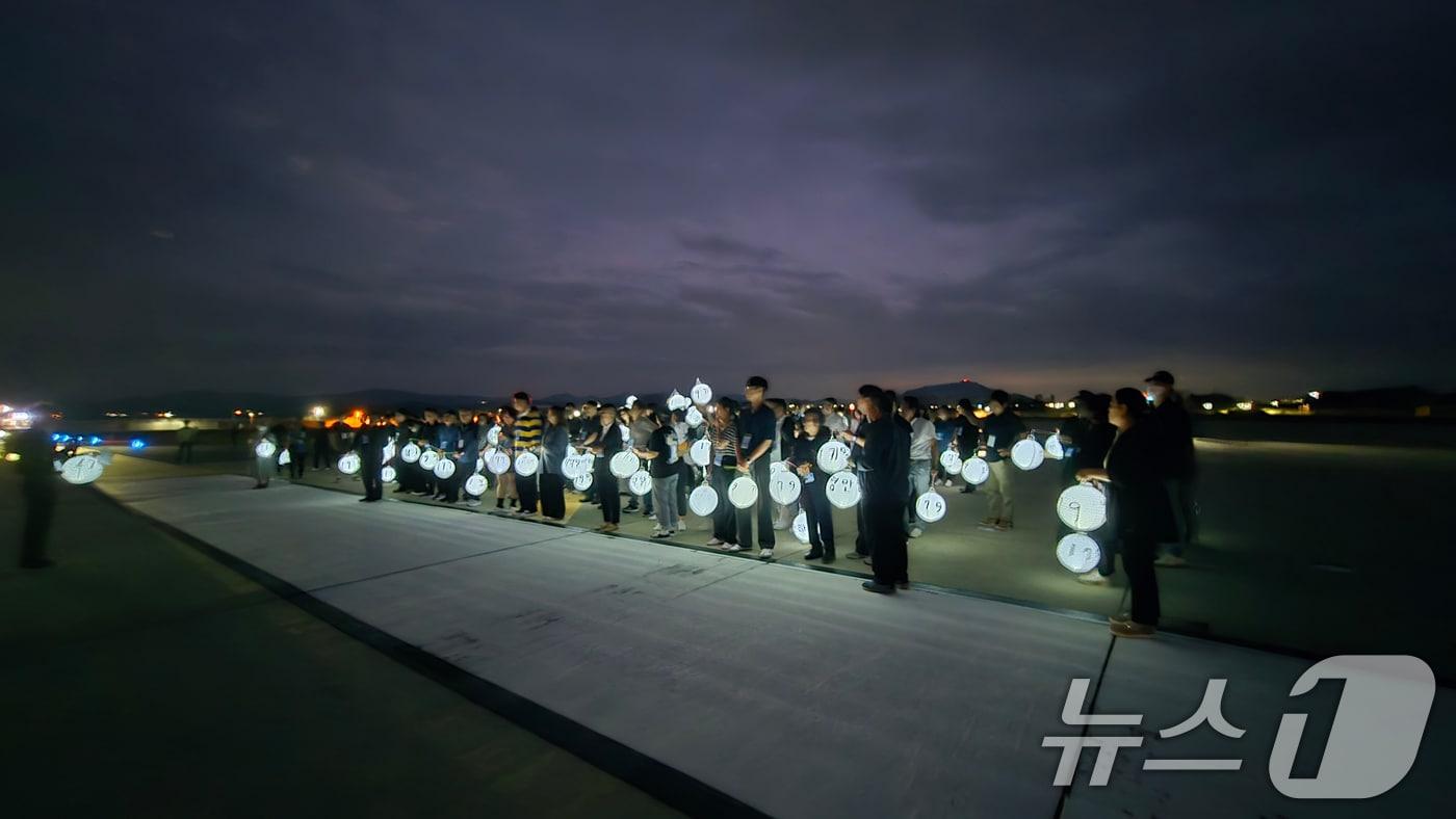무안공항 제주항공 여객기 참사 유가족협의회는 6일 전남 무안공항 활주로에서 ‘기억의 활주로, 별이 된 당신께’ 주제로 희생자들을 기억하며 철저한 진상규명 촉구와 안전을 기원하는 유등행사를 개최했다.&#40;유가족협의회 제공&#41; 2025.10.6/뉴스1