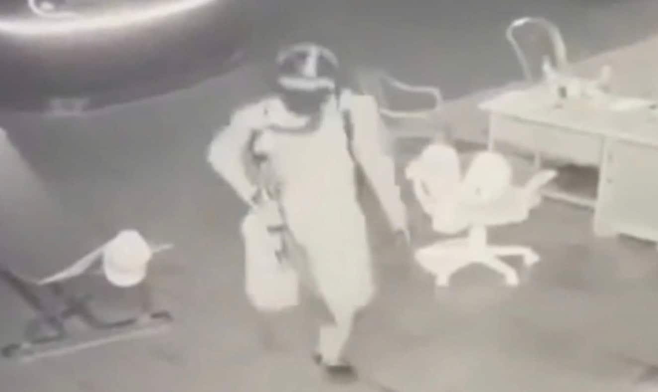 본문 이미지 - 지난 3일 새벽 베트남 남부 동나이에서 레 시 퉁&#40;33&#41;이 도 두이 티엔&#40;48&#41;의 농산물 매장에 침입한 모습. 그는 티엔과 그의 아내, 외손녀를 총격 살해했다. &#40;사진=VN익스프레스 갈무리&#41;