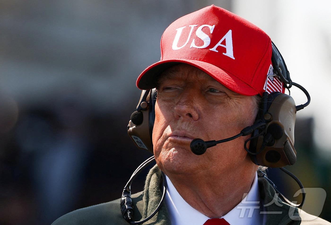 도널드 트럼프 미국 대통령이 미 해군 창설 250주년을 맞아 5일&#40;현지시간&#41; 미국 버지니아주 노퍽 해안에 정박해 있는 항공모함 USS 조지 H.W. 부시 함상에서 브리핑을 받고 있다. 2025.10.05. ⓒ 로이터=뉴스1 ⓒ News1 류정민 특파원