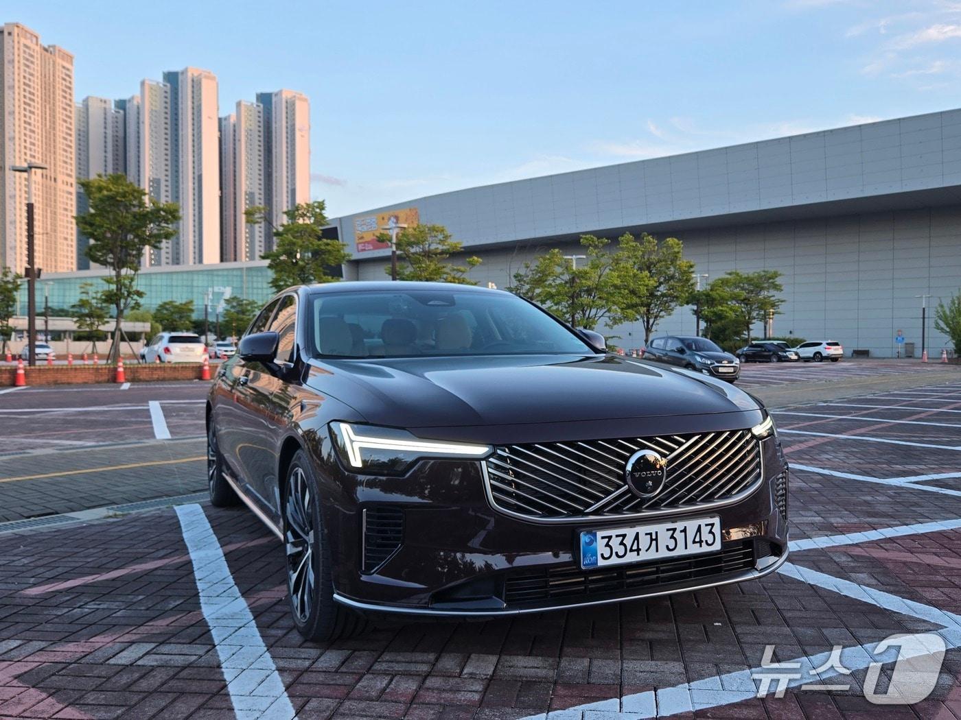 본문 이미지 - 지난달 21일 경기 고양 킨텍스 주차장에서 촬영한 볼보자동차 준대형 세단 &#39;S90&#39; 최상위 T8 트림의 모습. 2차 페이스리프트 모델로 전작의 수직형 프런트 그릴이 사선형으로 변경됐다. 헤드라이트는 브랜드 최초로 매트릭스 LED가 적용되면서 좀 더 슬림해졌다. 2025.09.21/뉴스1 김성식 기자